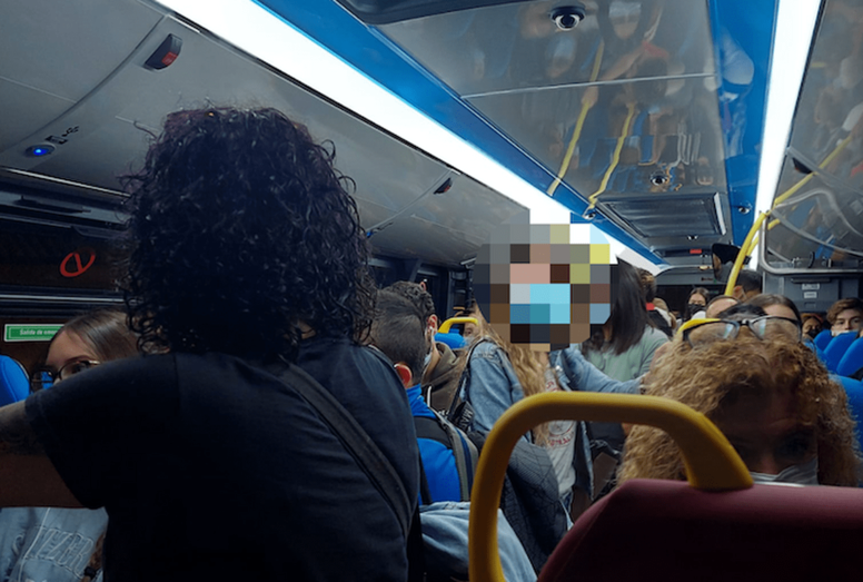 Imagen de una guagua de la línea 75 atestada de viajeros / TA
